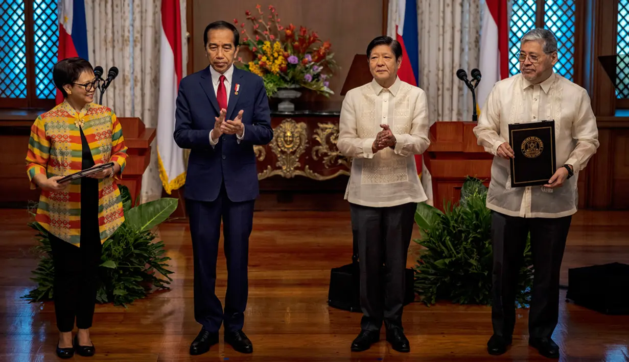 Delegasi Indonesia yaitu Menteri Luar Negeri Retno Marsudi, Menteri Badan Usaha Milik Negara Erick Thohir, Kepala Staf Kepresidenan Moeldoko, Anggota Dewan Pertimbangan Presiden Gandi Sulistyanto, Duta Besar RI untuk Filipina Agus Widjojo, Dirjen Asia Pasifik dan Afrika Abdul Kadir Jailani, dan Direktur Asia Tenggara Mirza Nurhidayat. (Ezra Acayan/Pool Photo via AP)