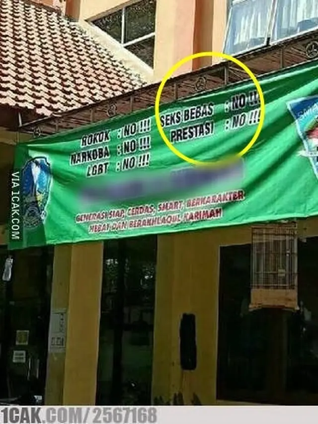 6 Spanduk Unik Kreasi Sekolah Ini Bikin Geleng Kepala