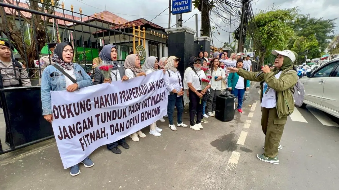 Sejumlah emak-emak menggelar aksi damai sebagai bentuk solidaritas dan dukungan kepada Sekjen PDIP Hasto Kristiyanto di depan Pengadilan Negeri Jakarta Selatan (PN Jaksel), Kamis (6/2/2025).