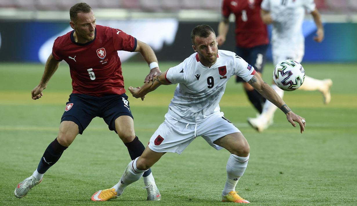 Gelandang Albania, Lorenc Trashi (kanan) menguasai bola dibayangi bek Republik Ceska, Vladimir Coufal dalam laga uji coba menjelang Euro 2020 di Praha, Republik Ceska, Selasa (8/6/2021). Albania kalah 1-3 dari Republik Ceska. (AFP/Michal Cizek)