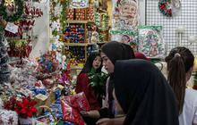 FOTO: Suasana Pasar Asemka yang Mulai Diserbu Para Pemburu Pernak-Pernik Natal