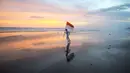 Pantai Pasut tidak menetapkan tarif tiket masuk. Pengunjung hanya perlu membayar biaya parkir, yakni sekitar Rp2.000 untuk sepeda motor dan Rp5.000 untuk mobil. Tampak dalam foto, pengunjung beraktifitas menikmati waktu senja Pantai pasut di Tabanan, Bali. (merdeka.com/Arie Basuki)