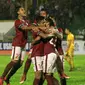 Pemain Timnas Indonesia merayakan gol pertama ke gawang Brunei Darussalam yang dicetak Hansamu Yama Pranata di Stadion Harapan Bangsa, Banda Aceh, Sabtu (2/12/2017) malam. (Bola.com/Eko Deni Saputra)