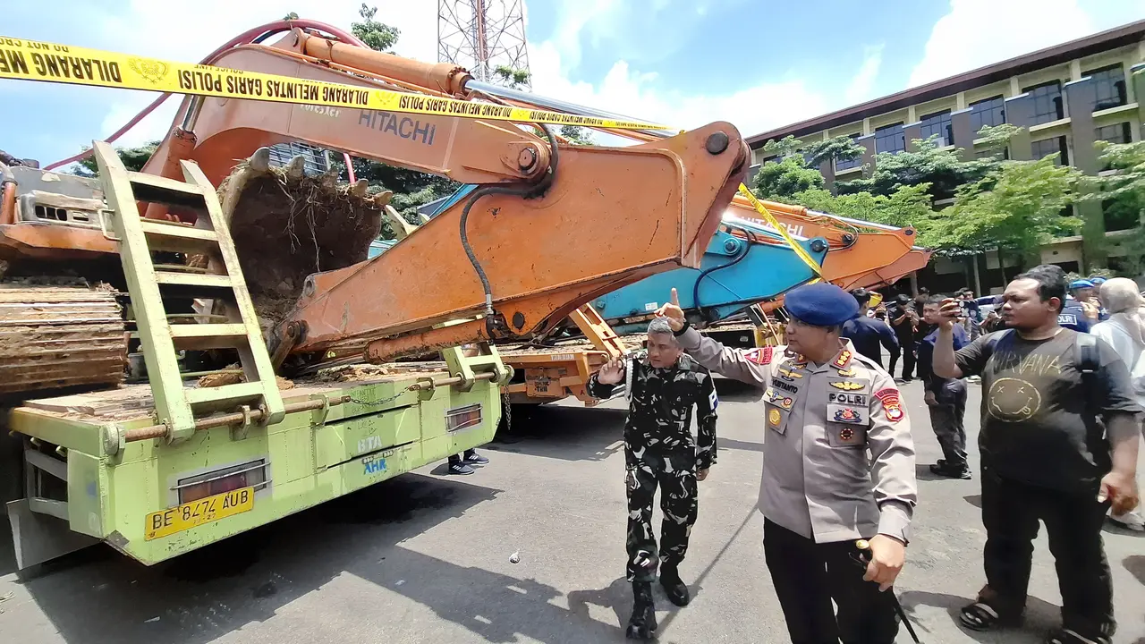 Barang bukti ekskavator yang disita Polda Lampung dari tambang emas ilegal (Liputan6.com/Ardi Munthe)