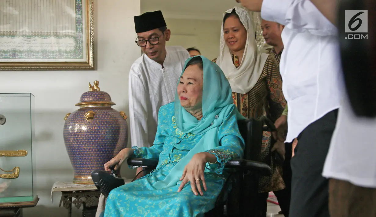 Istri Presiden ke-4 RI Abdurrahman Wahid, Sinta Nuriyah Wahid menyambut kedatangan cawapres  Ma'ruf Amin di Ciganjur, Rabu (26/9). Kedatangan Ma'ruf Amin untuk silaturahmi dan meminta restu berkaitan dengan Pilpres 2019. (Liputan6.com/Herman Zakharia)