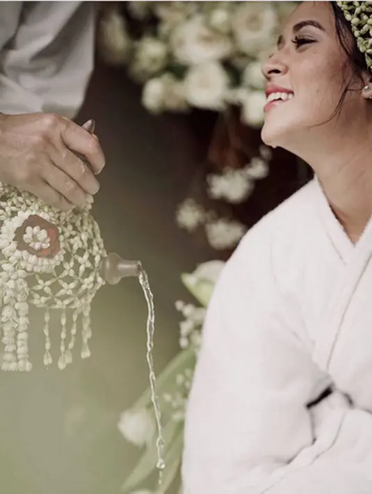 Raisa dan Hamish Daud akan menggelar pernikahan di Ayana Midplaza, Jakarta, pada Minggu (3/9/2017). Raisa juga telah melalui beberapa rangkaian, mulai dari pengajian, siraman, sungkeman, hingga Ngeuyeuh Seureuk. (Instagram/azkaanggunart)