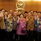Ketua Dewan Pengarah Badan Pembinaan Ideologi Pancasila Megawati Soekarnoputri (tengah) berfoto bersama usai acara Silaturahmi UKP PIP/BPIP dengan MPR RI di Senayan, Jakarta, Rabu (14/3). (Liputan6.com/JohanTallo)