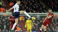 Aksi pmain Tottenham, Eric Dier melepaskan tembakan melewati adangan pemain Liverpool, Jordan Henderson pada lanjutan premier League di Anfield, Liverpool, (4/2/2018). Liverpool bermain imbang 2-2 dengan Tottenham. (AP/Rui Vieira)