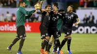 Para pemain Meksiko melakukan selebrasi setelah Jonathan Dos Santos mencetak gol ke gawang Amerika Serikat pada Final Gold Cup 2019, Minggu (7/7/2019). (AFP/Dylan Buell)