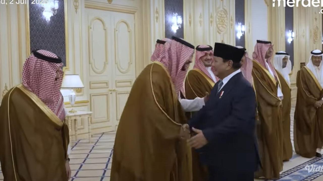 VIDEO:  Momen Prabowo Beri Hadiah ke Komandan Pengawal Saudi, Kaget Langsung Hormat
