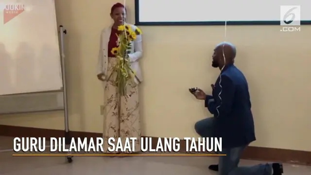 Tak hanya mendapat kejutan dari murid didiknya, Ibu Guru Laffoon juga dilamar sang kekasih di hari ulangtahunnya.