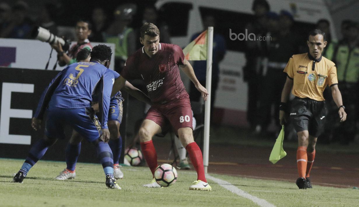 Striker PSM Makassar, Willem Jan Pluim, berusaha melewati pemain Persib Bandung pada laga lanjutan Liga 1 di Stadion GBLA, Bandung, Rabu, (5/7/2017). Persib menang 2-1 atas PSM.  (Bola.com/M Iqbal Ichsan)