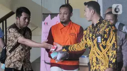 Direktur PT Navy Arsa Sejahtera, Mujib Mustofa (tengah) berjalan keluar usai menjalani pemeriksaan oleh penyidik di Gedung KPK, Jakarta, Jumat (22/11/2019). Mujib diperiksa sebagai tersangka dalam kasus suap kuota impor ikan tahun 2019. (merdeka.com/Dwi Narwoko)