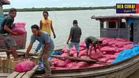 Tm gabungan menindak bawang merah asal Thailand sebanyak 13 ton yang dikemas dalam 650 karung masing-masing dengan berat 20 kilogram di Perairan Air Masin, Aceh Tamiang