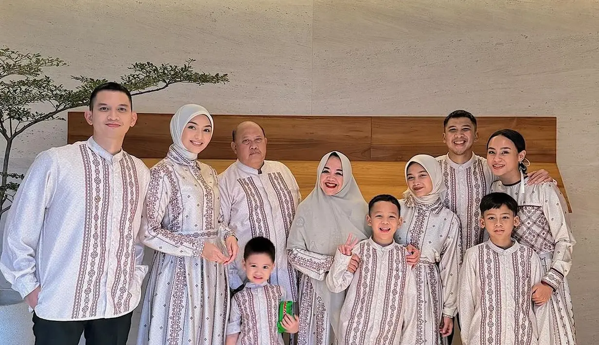 Nggak tanggung-tanggung, Citra Kirana tampil kompak pakai baju sarimbit nuansa putih bareng keluarga besar. [@citraciki]