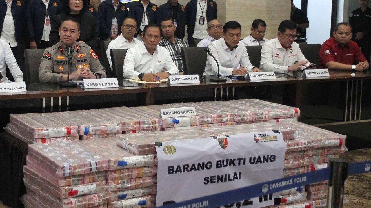 Tumpukan uang Rp103,2 miliar tekait judi online