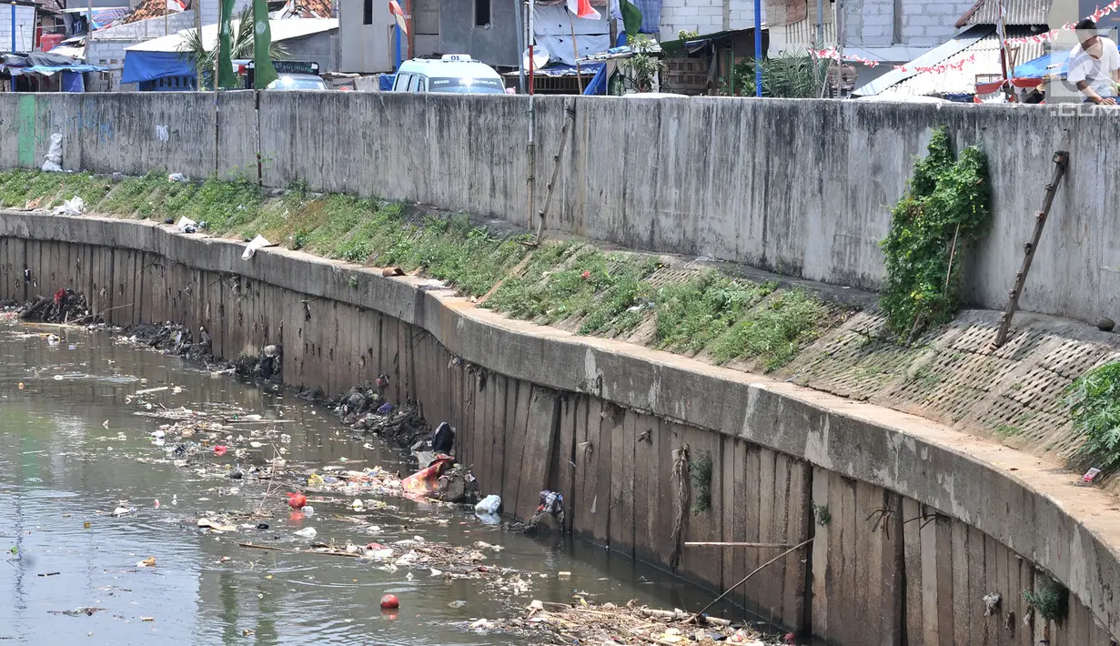 Pemandangan Kali Ciliwung yang tengah dipenuhi sampah, Jakarta, Selasa (4/9). Kementerian Lingkungan Hidup dan Kehutanan mencatat sekitar 7.000 ton sampah dibuang ke Kali Ciliwung setiap harinya. (Merdeka.com/Iqbal Nugroho)