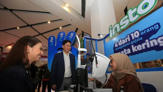 Yuki Kato, selaku figur publik sekaligus content creator didampingi Weitarsa Hendarto, selaku Direktur PT Combiphar melakukan pemeriksaan mata pada saat konferensi pers INSTO Dry Eyes meluncurkan kampanye "Bebas Mata SePeLe", di Jakarta (7/11).