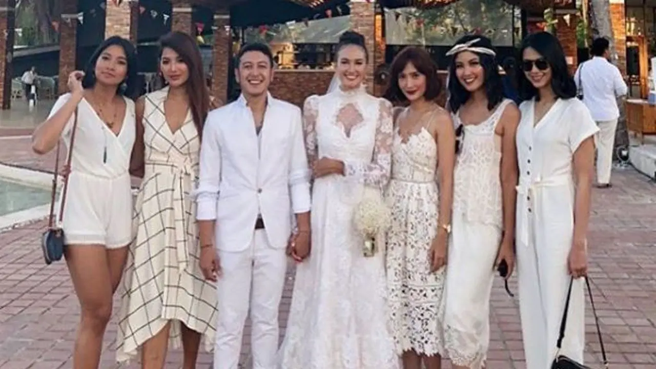 Para Putri Indonesia di resepsi pernikahan Nadine Chandrawinata