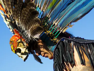 Seorang Pria bersiap menari saat perayaan "pow-wow" dalam Hari Festival Masyarakat Pribumi di Randalls Island, New York, Minggu (11/10/2015). Festival ini diadakan untuk mempromosikan kebudayaan dan sejarah penduduk asli Amerika. (REUTERS/Eduardo Munoz)