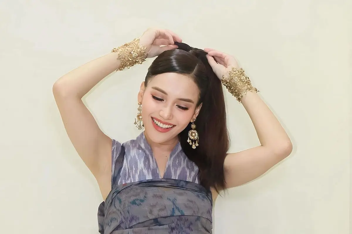 6 Gaya Manggung Ayu Ting Ting Pakai Wastra, Padu Padan Elegan nan Modern