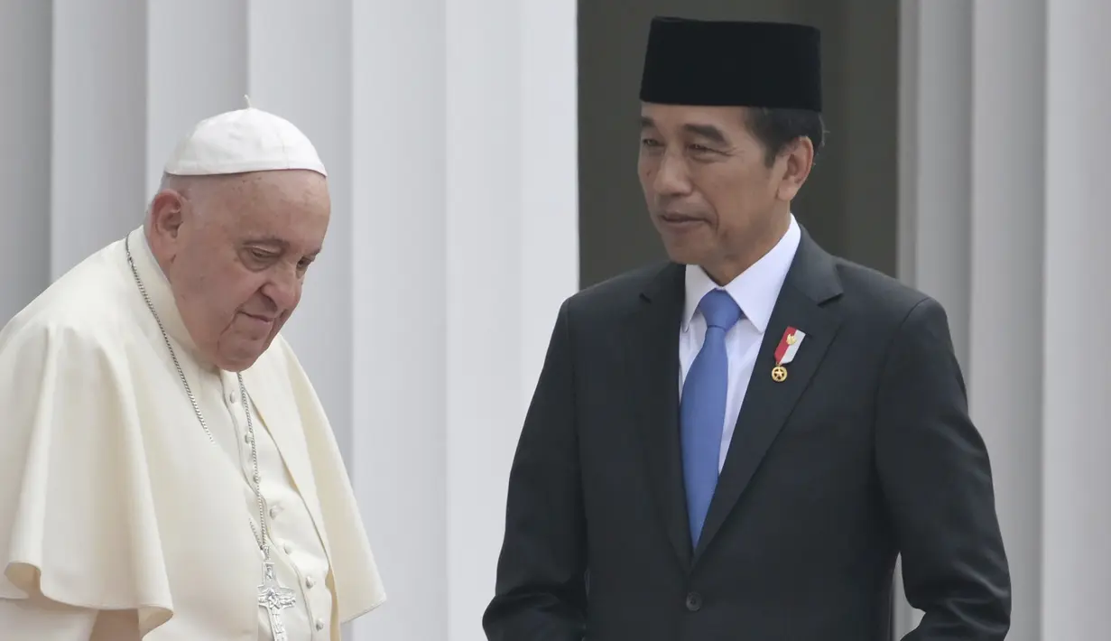 Presiden Joko Widodo (kanan) bersama PPemimpin tertinggi Gereja Katolik Sedunia, Paus Fransiskus (kiri) mengikuti upacara penyambutan kunjungan kenegaraan Paus di Istana Merdeka, Jakarta, Rabu (4/9/2024). (Bay Ismoyo/Pool Photo via AP)