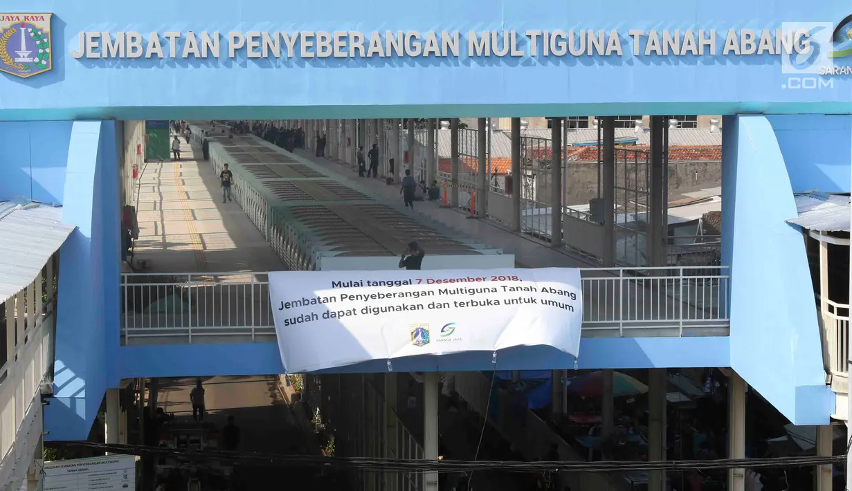 Penampakan jembatan penyeberangan multiguna (JPM) atau Skybridge Tanah Abang, Jakarta, Jumat (7/12). Selama uji coba, Skybridge Tanah Abang dibuka mulai pukul 07.00 sampai 18.00 WIB. (Liputan6.com/Immanuel Antonius)