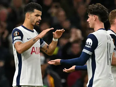 Pemain depan Tottenham Hotspur, Dominic Solanke (kiri) merayakan gol ketiga timnya bersama Archie Gray matchday 1 League Phase Liga Europa 2024/2025 melawan Qarabag FK di Tottenham Hotspur Stadium, London, Kamis 26 September 2024 atau Jumat (28/9/2024) dini hari WIB. (Glyn KIRK/AFP)