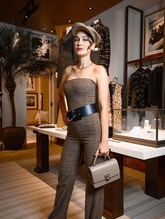 Gayanya yang bak model berkelas itu jadi sorotan dengan bentuk tubuh yang dinilai ideal [@lunamaya]