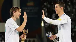 Gelandang Real Madrid, Luka Modric bersama Cristiano Ronaldo usai pertandingan melawan Gremio pada Piala Dunia Antarklub 2017 distadion Zayed Sports City,Abu Dhabi, Uni Emirat Arab, (16/12). Modric menjadi man of the match. (AFP Photo/Karim Sahib)