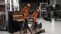 Dua robot industri yang membantu Nigel membuat album (sumber: Kuka Robotics)