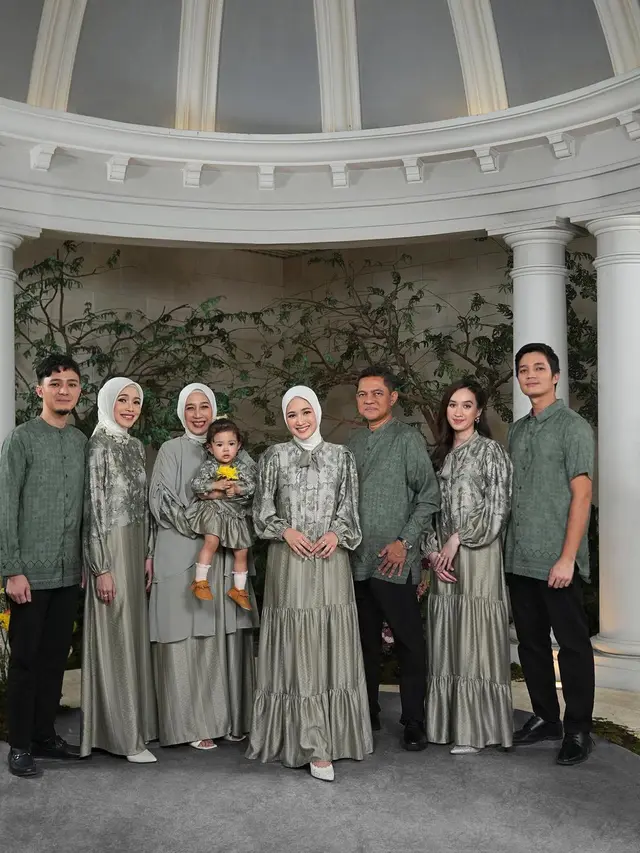 7 Pemotretan Cut Syifa Bareng Keluarga, Kompak Banget