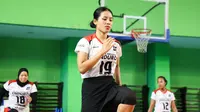 Tisya Amallya tampak serius melaukan sesi latihan bersama Jakarta Pertamina Enduro yang bertempat di GOR Bulungan, Jakarta Selatan pada Selasa (31/12/2024). (Bola.com/Abdul Aziz)