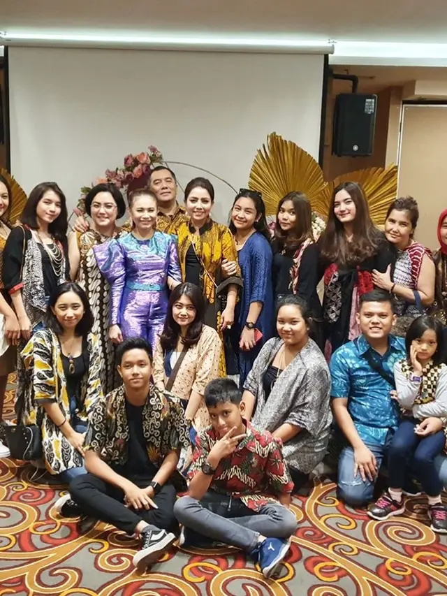 Mayangsari dan para sahabat yang disebut pasukan.