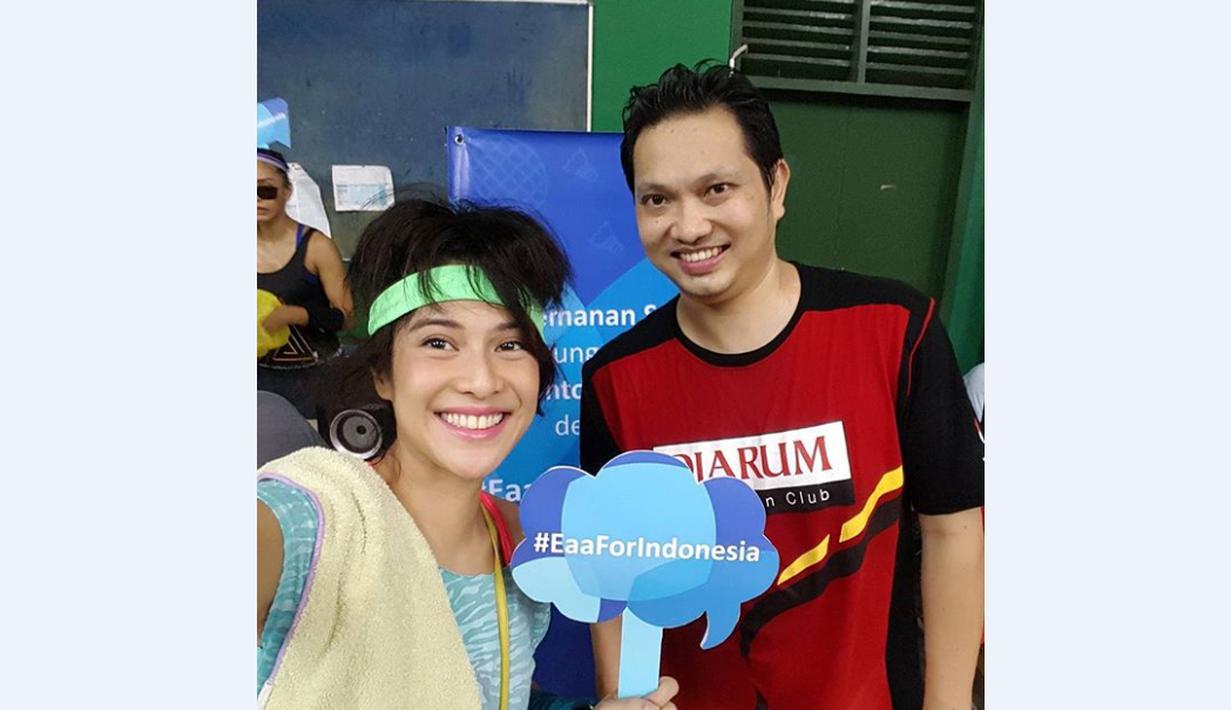 Dian Sastrowardoyo berfoto dengan Haryanto Arbi dalam acara Bashminton yang diselenggarakan oleh Pertemanan Sehat di GOR PB Djarum, Jakarta, (21/5/2016), untuk mendukung bulutangkis Indonesia. (Bola.com/Instagram/Therealdisastr)