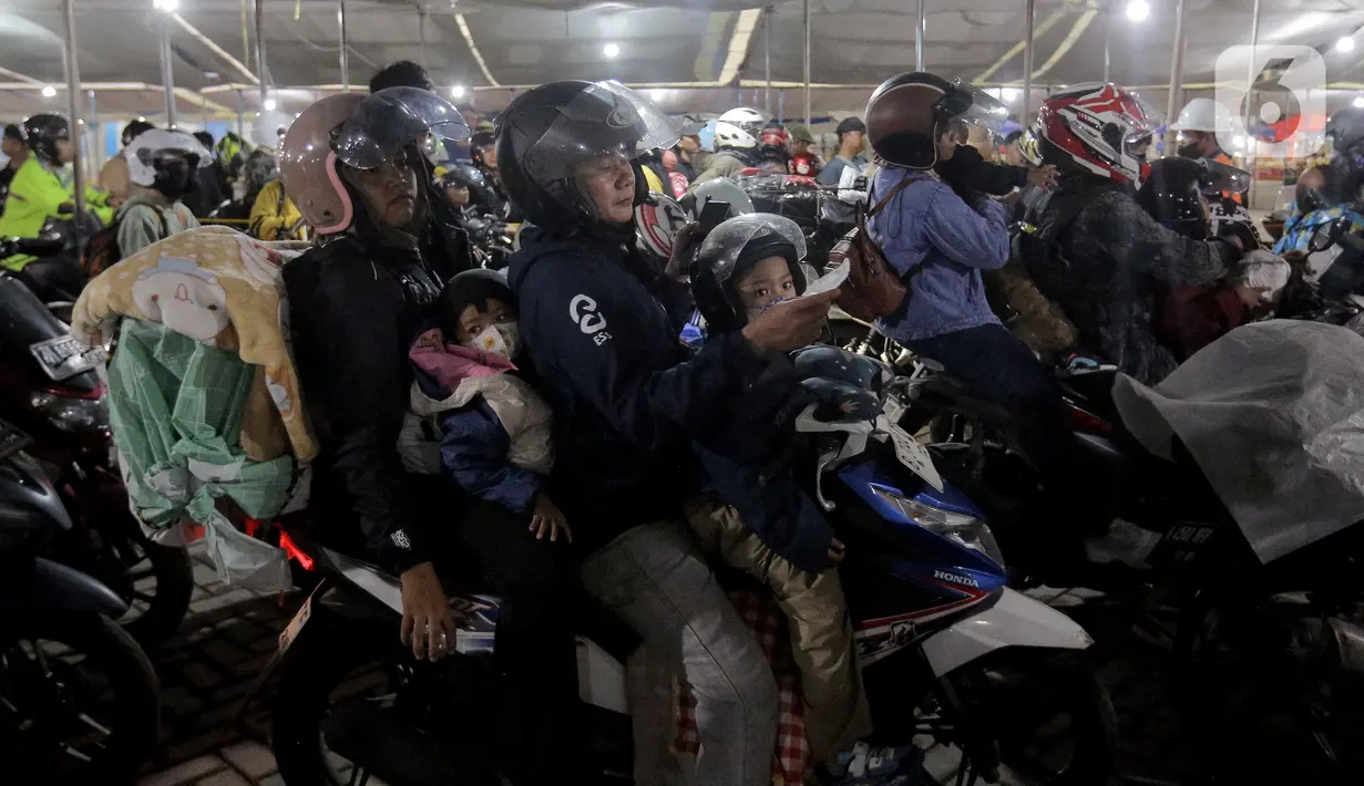 Jumlah pemudik sepeda motor di Pelabuhan Ciwandan, Banten mengalami peningkatan sejak Rabu (26/3/2025) malam. (Liputan6.com/Herman Zakharia)