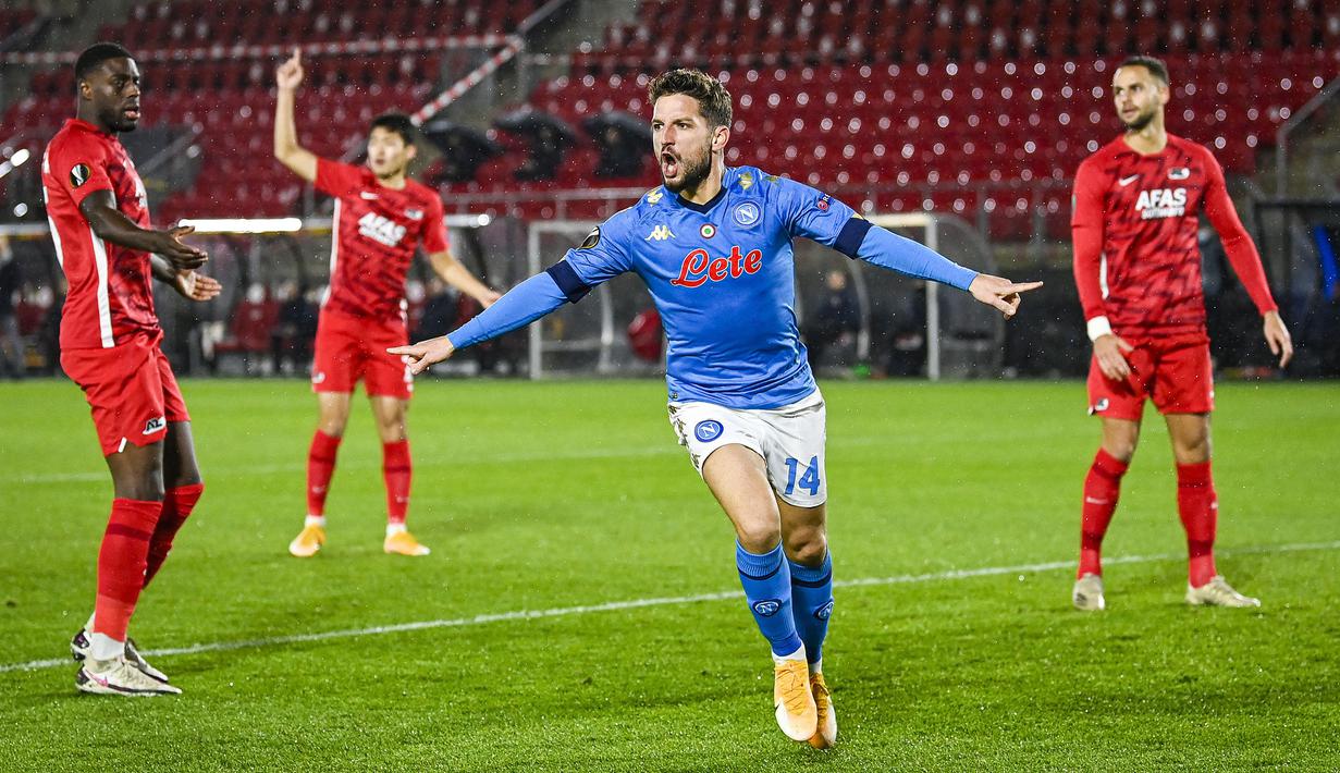 Striker Napoli, Dries Mertens, melakukan selebrasi usai mencetak gol ke gawang AZ Alkmaar dalam laga lanjutan Liga Europa 2020/21 Grup F di AFAS Stadium, Kamis (3/12/2020) waktu setempat. Napoli bermain imbang 1-1 dengan AZ Alkmaar. (AFP/Olaf Kreak/ANP)