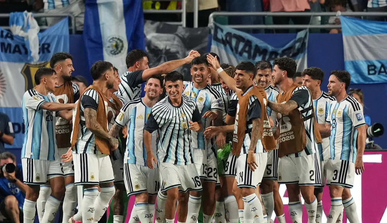 Tim Argentina merayakan kemenangan setelah Diney Borges dari Cape Verde mencetak gol bunuh diri selama pertandingan sepak bola babak 32 Piala Dunia di Miami Gardens, Florida, Jumat, (03/07/2026). (AP Photo/Lynne Sladky)