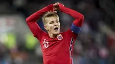 Menjalani debut untuk memperkuat timnas senior tentu menjadi kebanggaan bagi tiap pemain. Apalagi jika sang pemain dari segi usia tergolong masih hijau alias muda. Berikut daftar 5 pemain termuda yang telah dipercaya melakukan debut bersama timnas senior. (AFP/NTB/Terje Pedersen)