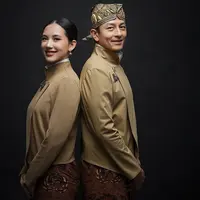 Tampilan Athina Papadimitriou dan Rio Haryanto yang tampil begitu bersahaja dalam foto prewedding. [Foto: Instagram/ Bridestory/ Foto by: @leonardiwedding]