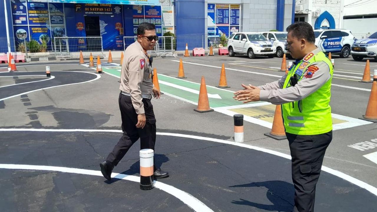 Direktorat Lalu Lintas Polda Jateng menerapkan perubahan materi ujian praktik Surat Izin Mengemudi (SIM) C bagi masyarakat. Ujian baru SIM C itu dilaksanakan serentak pada Kamis (3/8).