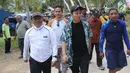 Dirut BPJS Ketenagakerjaan, Agus Susanto dan Bupati Trenggalek, Mochammad Nur Arifin berjalan di Pantai Mutiara, Trenggalek, Jawa Timur, Sabtu (7/9/2019). Bantuan 100 terumbu karang untuk meningkatkan pariwisata di Kabupaten Trenggalek agar ekonomi semakin meningkat. (Liputan6.com/Herman Zakharia)