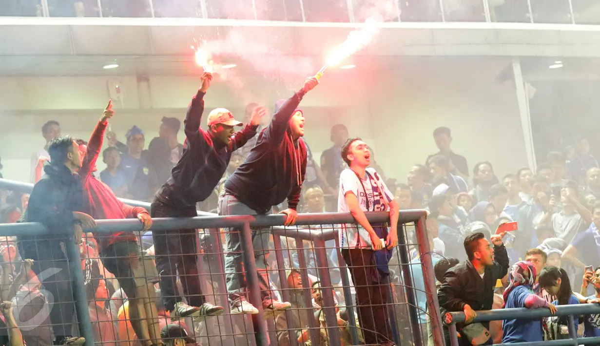 Sejumlah suporter saat menyaksikan pertandingan antara Persib Bandung dan Arema FC pada laga perdana Liga 1 2017 di Stadion Gelora Bandung Lautan Api, Sabtu (15/4). Persib bermain imbang atas Arema FC dengan skor 0-0. (Liputan6.com/Yoppy Renato)