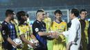 Presiden Joko Widodo bersalaman dengan penyerang Arema Cronus, Cristian Gonzales jelang laga pembukaan Piala Jenderal Sudirman melawan Persegres G.U di Stadion Kanjuruhan, Malang, Selasa (10/11/2015). (Bola.com/Kevin Setiawan)