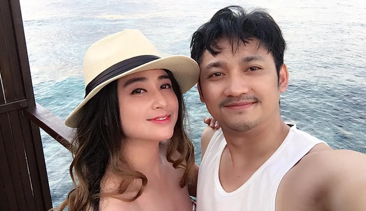 "Banyak kan artis laim yang foto kaya gini, baru mb dp yg foto heboh," tulis mariasugiantara. "Romantis sama suaminya biarkan Aja so what," tulis gunawan7416. "Mmi depe mesra banget jdi baper niiihh😚😚," tulis nur602555037. (Instagram/anggawijaya88)