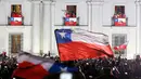 Pemain Chile memperlihatkan trofi dari balkon Istana ke suporter Chile usai mengalahkan Argentina di final Copa America 2015 di Istana nasional (4/7/2015). Chili menang lewat adu penalti atas Argentina dengan skor 4-1. (REUTERS/Carlos Garcia Rawlins)