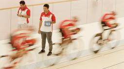 Sejumlah atlet balap sepeda saat menggelar latihan di Jakarta Internasional Velodrome, Jakarta, Selasa (31/7/2018). Menpora berharap para atlet dapat berprestasi di Asian Games 2018. (Bola.com/M Iqbal Ichsan)