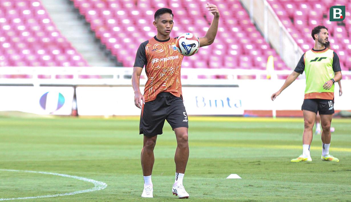 Kapten Persija Jakarta, Rizky Ridho (tengah) pada sesi latihan resmi jelang pertandingan pekan ke-30 BRI Super League melawan Persis Solo yang bertempat di Stadion Utama Gelora Bung Karno (SUGBK) Jakarta pada Minggu (26/04/2026).