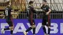 Gelandang Kroasia, Mateo Kovacic (kanan) berselebrasi usai mencetak gol ke gawang Portugal pada pertandingan UEFA Nations League di stadion Poljud di Split, Kroasia, Selasa (17/11/2020). Portugal menang tipis atas Kroasia 3-2. (AP Photo / Darko Bandic)