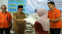 Wali Kota Malang Sutiaji memantu penyaluran bantuan pangan beras untuk keluarga miskin di Kelurahan Tanjungrejo pada Selasa, 18 April 2023 (Humas Pemkot Malang)